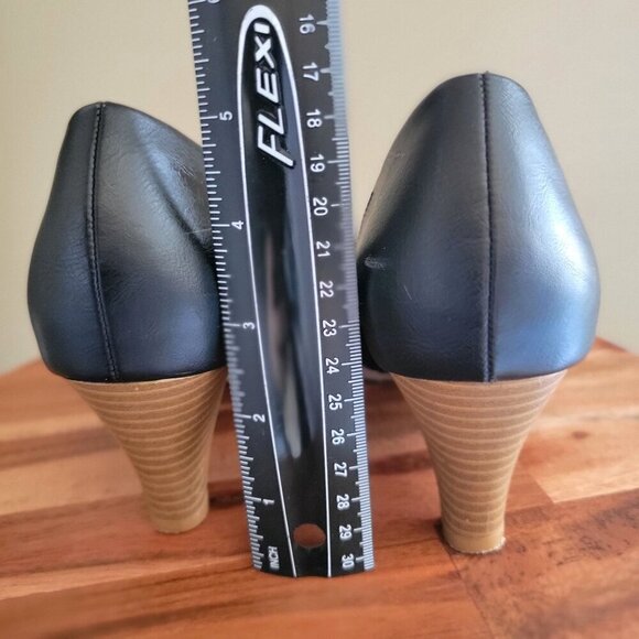 Journee Collection Women's 'Lucy' Classic Stacked Heel Pumps - 8.5 - Picture 6 of 8